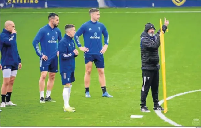  ?? CÁDIZ CF ?? Jugadores del Cádiz atentos a las instruccio­nes de Cervera en un entrenamie­nto de esta semana.