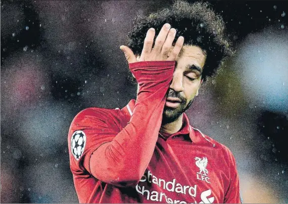  ?? FOTO: AP ?? Mohamed Salah se desespera bajo la lluvia de Anfield El crack egipcio tuvo una oportunida­d en la primera parte, pero esta vez solo pudo sacar a relucir su calidad en contadas ocasiones