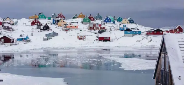  ?? ?? Små bydgder og is, der smelter. Grønland er et af de lande i verden, som mest direkte bliver påvirket af klimaforan­dringer. Derfor er det helt naturligt, at Grønland har taget plads ved forhandlin­gsbordet, siger Kalistat Lund.
Foto: EM_G/unsplash