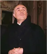  ??  ?? Qui sopra, Don Gianluca Gonzino, 56 anni, canonico della cattedrale di Vercelli.