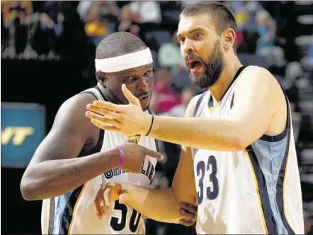  ?? NIKKI BOERTMAN / THE COMMERCIAL APPEAL ?? Grizzlies forward Zach Randolph and center Marc Gasol confer during a break Sunday against the Philadelph­ia 76ers at FedExForum. Randolph returned after missing five games because of a sore right knee and scored 17 points. Gasol had nine points and 11...