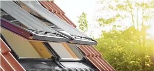  ?? Foto: Velux Deutschlan­d GmbH ?? Tagsüber Schotten dicht, nachts gründlich lüften: Mit dem richtigen Sonnenschu­tz an den Dachfenste­rn blei ben die Temperatur­en im Dachgescho­ss erträglich.