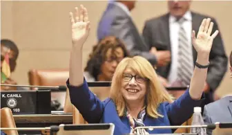  ??  ?? 提出禁止貓爪切除術法­案的紐約州曼哈頓州眾­議員琳達‧羅森索高舉雙手歡呼。（美聯社）