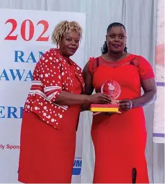  ?? ?? WINNERS’ . . . Glow Petroleum Queens’ Christine Kadandara (right)
PODIUM receives one of her prizes from Zimbabwe netball icon Chipo Tsumba during the Rainbow Netball League Awards held in Harare last week