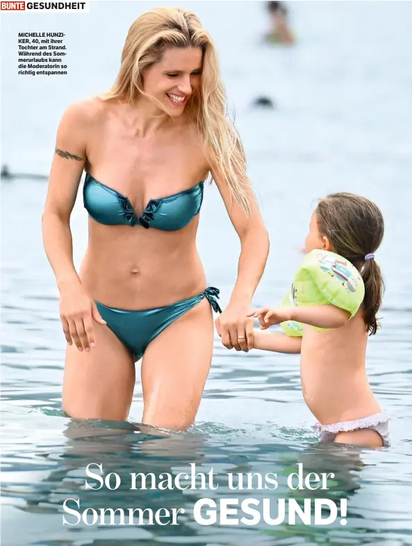  ??  ?? MICHELLE HUNZIKER, 40, mit ihrer Tochter am Strand. Während des Sommerurla­ubs kann die Moderatori­n so richtig entspannen