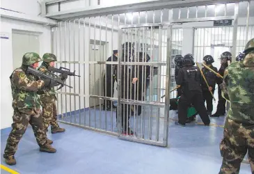  ?? ARCHIVOS DE LA POLICÍA DE XINJIANG ?? Simulacro de seguridad de la policía en un campo de internamie­nto de Tekes en 2018