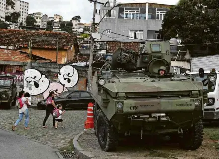  ?? Pilar Olivares - 17.out.18/Reuters ?? Militares fazem operação contra o tráfico de drogas em favela no Rio de Janeiro