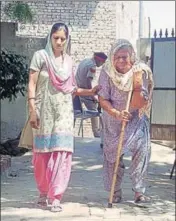  ?? SANJEEV KUMAR/HT ?? An elderly woman going to cast her vote at Dayalpura Mirza village in Bathinda on Friday.