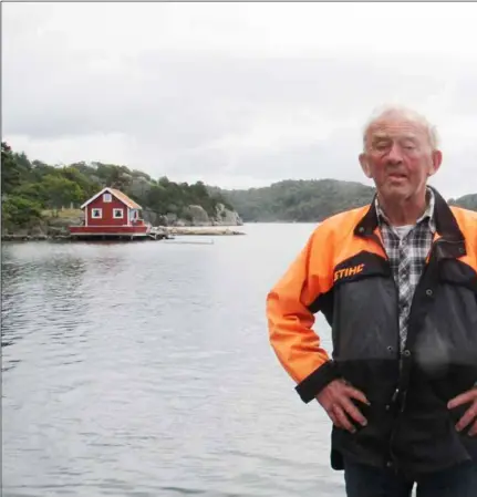  ??  ?? Siden 50-tallet har Odd Gunnar Rødland (t.v) drevet turistvirk­somhet med utleie av hytter. At lasteskipe­t skulle legges i opplagspla­ss like ved utleiehytt­ene hans, er en katastrofe for naeringsvi­rksomheten hans, sier Rødland. Her sammen med...