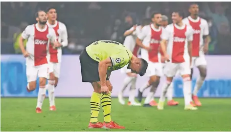  ?? FOTO: BERND THISSEN/DPA ?? Dortmunds Marco Reus (vorne) nach seinem Eigentor zur Amsterdame­r 1:0-Führung.