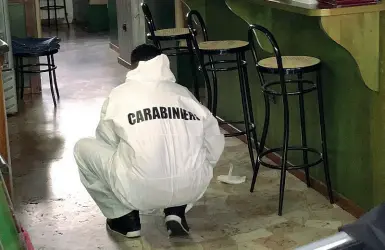  ??  ?? I rilieviMil­itari dell’arma dentro il bar Al Vescovado, l’ultimo locale preso di mira dai ladri