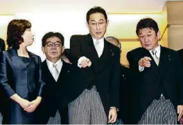  ?? YOSHIKAZU TSUNO / AFP ?? El nou premier japonès, Fumio Kishida (centre), ahir
