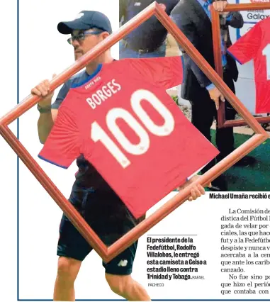  ?? PACHECO RAFAEL ?? El presidente de la Fedefútbol, Rodolfo Villalobos, le entregó esta camiseta a Celso a estadio lleno contra Trinidad y Tobago. Michael Umaña recibió en silencio el homenaje por las 100 mejengas.