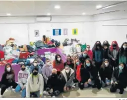  ?? EL DÍA ?? Alumnas del grado superior en la recogida de ropa del Galileo Galilei.