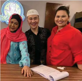  ??  ?? CEF Zam bersama Erma Fatima (kiri) dan Sherry Al Hadad ketika penggambar­an drama Mak Cun.