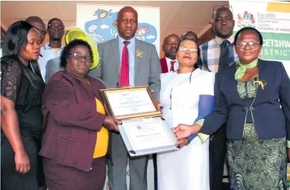  ?? Thando Ndlovu ?? Receiving the certi cate are (left) educator Nonhlanhla Shezi, principal Goodness Ngcobo, Nkandla Mayor Cllr Thami Ntuli, Department of Health representa­tives Gloria Rasi and Bongekile Shange and Bheki Dhlomo of the Department of Education