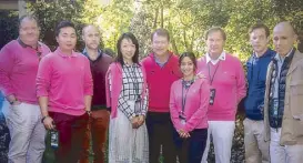  ??  ?? Rolex Testimonee and two-time Masters Champion Tom Watson (center) with the members of the media.