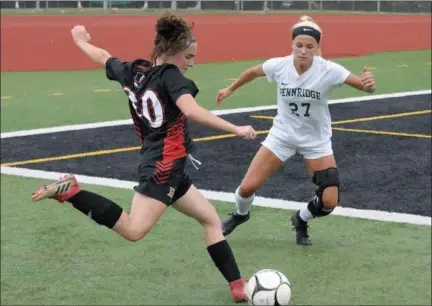  ?? GENE WALSH — DIGITAL FIRST MEDIA ?? Hatboro-Horsham’s Maggie O’Neill prepares to center the ball near Pennridge’s Holly Harbeck in recent action.