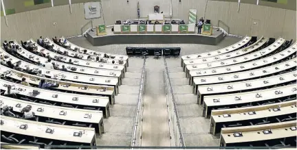  ?? /PHILL MAGAKOE ?? ANC and EFF councillor­s walked out of a meeting in the City of Tshwane chambers yesterday leaving their seats in the chamber (on the right) empty.