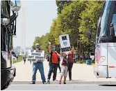  ?? PATRICK SEMANSKY/AP ?? Grant Curry, left, of Indianapol­is, and his son Gavin take part in a rally May 13 to raise awareness of bus operators.