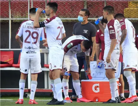  ?? RAFAEL PACHECO ?? El técnico de Saprissa Wálter Centeno (centro) reconoció que su equipo no mantiene el rendimient­o y esto pesa en el Torneo de Apertura 2020.