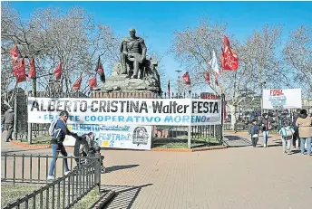  ??  ?? El Monumento a San Martín, tapado por publicidad de Festa