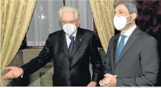  ?? PAOLO GIANDOTTI / PRENSA DEL PALACIO DEL QUIRINALE ?? El presidente italiano, Sergio Mattarella, cede el paso ayer al presidente de la Cámara de los Diputados, Roberto Fico, en el Palacio del Quirinale.