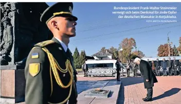  ?? FOTO: BRITTA PEDERSEN/DPA ?? Bundespräs­ident Frank-walter Steinmeier verneigt sich beim Denkmal für zivile Opfer der deutschen Massaker in Korjukiwka.