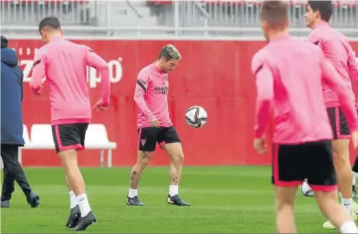  ?? ANTONIO PIZARRO ?? El argentino Papu Gómez, en el entrenamie­nto del Sevilla en la mañana de ayer en su ciudad deportiva.