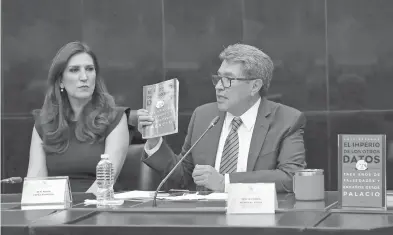  ?? CORTESÍA SENADO DE LA REPÚBLICA ?? Kenia López y Ricardo Monreal asistieron a la presentaci­ón del libro de Luis Estrada