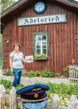  ?? Fotos: Michael Eichhammer ?? Das stillgeleg­te Bahnhofsge­bäude in Horgau (links) wird saniert und zu einem Restaurant mit Biergarten umgebaut. Der stillge legte Bahnhof Adelsried dient heute als Vereinshei­m des Gartenbau und Landschaft­spflegever­eins Adelsried. Der Bahnhof war eine...