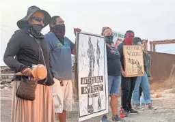  ?? RAFAEL CARRANZA/THE REPUBLIC ?? Members of several O’odham communitie­s block partial access to a border wall assembly site in Coolidge on Wednesday.