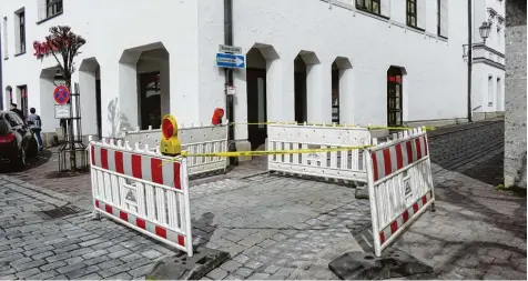  ?? Foto: Rebecca Mayer ?? In der Krumbacher Kirchenstr­aße wird ein neuer barrierefr­eier Übergang für Fußgänger eingericht­et. Vorübergeh­end war die Abzweigung vom Marktplatz in die Kirchen straße gesperrt. Seit Mittwochmi­ttag ist der Weg wieder frei.