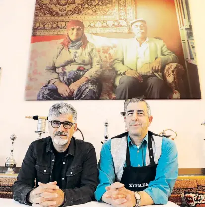  ??  ?? Ali Gedik (links) im Lokal des Wiener Gastronome­n Garip Gündogdu. Beide sind Kurden aus der Türkei. Niemand könne verlangen, dass man die Wurzeln vergisst, sagt Gedik, der seit 41 Jahren in Wien lebt.