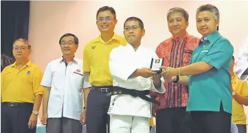  ??  ?? Snowdan (right) presents a memento to Kawamoto. Also seen (from second right) are Chan, Tan and Yap. — Photos by Chai Boon Tart