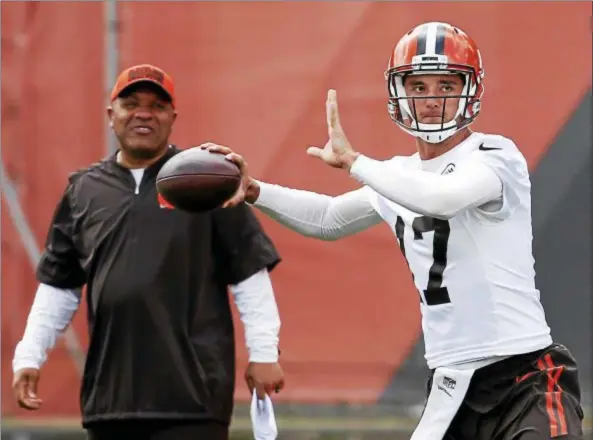  ?? ASSOCIATED PRESS FILE ?? Browns quarterbac­k Brock Osweiler looks to throw as head coach Hue Jackson watches during OTAs in Berea on June 6.