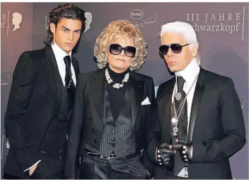  ?? RP-FOTO: HANS-JUERGEN BAUER ?? Zum 111. Geburtstag von Schwarzkop­f feierte Karl Lagerfeld mit Gabriele Henkel und Baptiste Giabiconi im NRW-Forum.