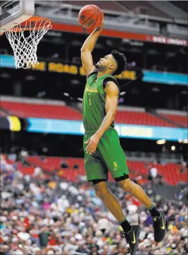  ?? MARK HUMPHREY/ THE ASSOCIATED PRESS ?? Vegas Insider handicappe­r Brian Edwards likes the Ducks in their game against the Tar Heels, especially if Tyler Dorsey continues to have the hot hand.