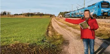  ?? Foto: Gemeinde ?? Wiedergelt­ingens Bürgermeis­ter Norbert Führer zeigt, wo die PV-Freifläche­nanlage entstehen soll: Im Flurbereic­h Oberes Ried und Umgebung, zwischen A96 und der Bahnlinie München - Lindau.