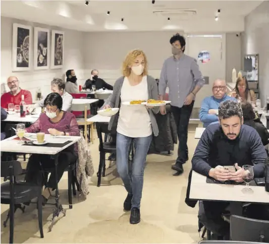  ?? Ferran Nadeu ?? Un restaurant­e de Badalona sirve el menú con el horario restringid­o hasta las cinco de la tarde, el pasado abril.