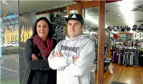  ?? LUKE KIRKEBY/ STUFF ?? Lisa Karauna and Evan Dickinson from Morrissey’s clothing in Tokoroa are relaxed about relaxing Easter Sunday trading rules.