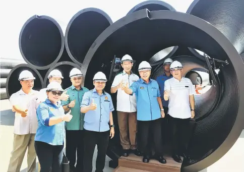  ??  ?? Masing (second right), Doris (third left), Safri (fourth left), Christophe­r (fifth left), Lee (fourth right) give their thumbs-up to Weida’s Floline 3W culverts during their visit.