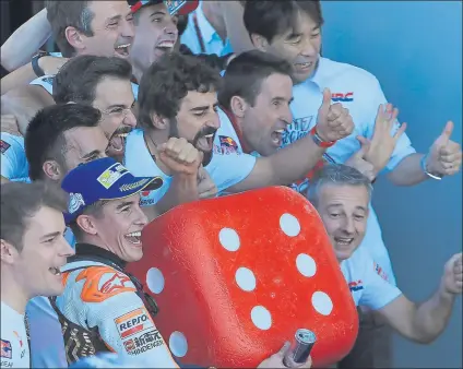  ??  ?? Marc Márquez, sosteniend­o el dado gigante trucado ‘al seis’ con el que arrancó la celebració­n de su sexto campeonato del mundo