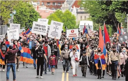  ?? AFP ?? Marcha de armenios en Washington, entre la residenia del embajador turco y la Embajada, el pasado sábado