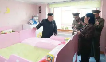  ?? KCNA ?? KOLLA NÄRMARE! Vad har Kim Jong-un i handen och vad händer bakom hans rygg?