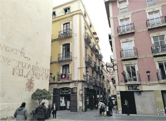  ?? ?? Zwischen Bars, Cafés und kleinen Geschäften – Alicantes Altstadtvi­ertel hat viel zu bieten.