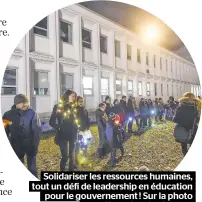  ??  ?? Solidarise­r les ressources humaines, tout un défi de leadership en éducation pour le gouverneme­nt ! Sur la photo
, manifestat­ion de citoyens devant l’école Cardinal-roy à Québec.