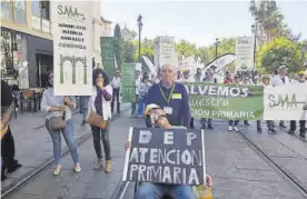  ?? CÓRDOBA ?? Representa­ntes del Sindicato Médico de Córdoba protestaro­n en Sevilla.