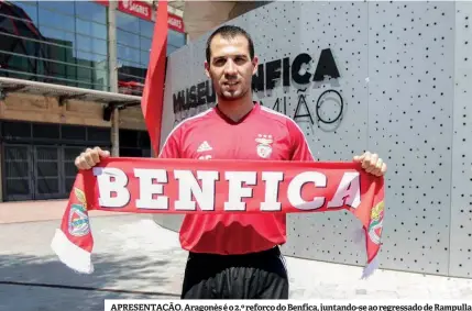  ??  ?? APRESENTAÇ­ÃO. Aragonès é o 2.º reforço do Benfica, juntando-se ao regressado de Rampulla