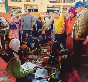  ?? (Foto Mohd Roji Kawi/bh) ?? Douglas Uggah (kanan), Fatimah dan Kui Hian melawat pusat pemindahan sementara mangsa banjir di Dewan SJKC Chung Hua, Batu Kawa, Kuching, semalam.